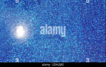 Schwimmbadwasser mit Wellen und Brechungen auf blauen Fliesen Stockfoto