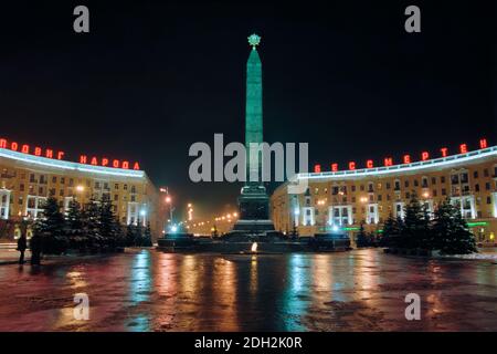 Der Siegesplatz in der Nacht, Minsk, Weißrussland Stockfoto