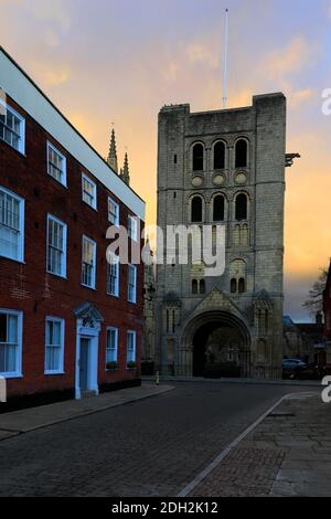 Sonnenuntergangsfarben, der Norman Tower, die St Edmundsbury Cathedral, Bury St Edmunds City, Suffolk County, England Stockfoto