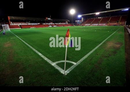 Stonewall Rainbow Laces Eckflagge während des Sky Bet Championship Spiels in Oakwell, Barnsley. Stockfoto