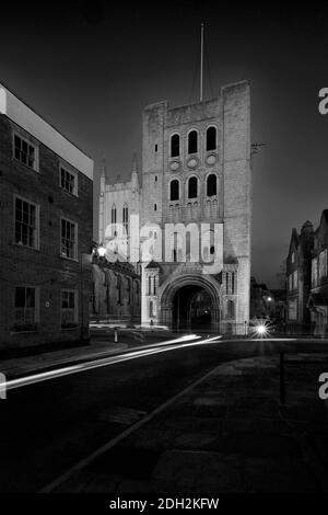 Nächtliche Verkehrspfade, Norman Tower, St Edmundsbury Cathedral, Bury St Edmunds City, Suffolk County, England Stockfoto