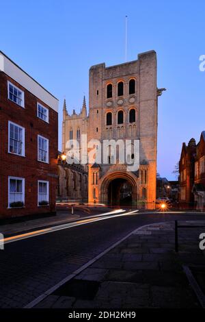 Nächtliche Verkehrspfade, Norman Tower, St Edmundsbury Cathedral, Bury St Edmunds City, Suffolk County, England Stockfoto