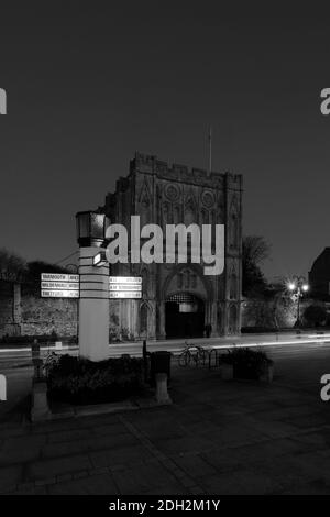 Nächtliche Verkehrspfade, Abbey Gate, St Edmundsbury Cathedral, Bury St Edmunds City, Suffolk County, England Stockfoto