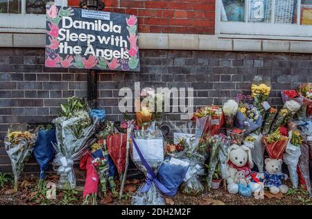 Blumenverehrungen vor Damilola Taylor’s Schule, Oliver Goldsmith's Primary School in Peckham, London. Der Junge wurde auf dem Heimweg von der Schule am 27. November 2000 ermordet. Stockfoto