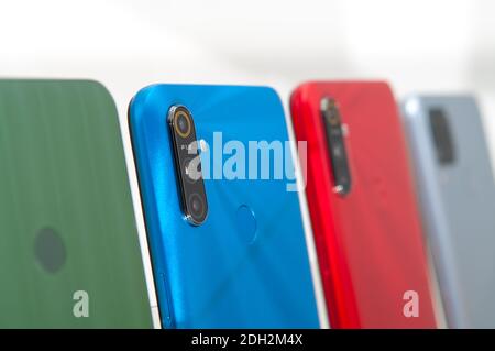 Mehrfarbige Smartphones in einer Reihe am Schaufenster. Stockfoto