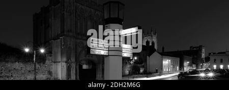 Nächtliche Verkehrspfade, Abbey Gate, St Edmundsbury Cathedral, Bury St Edmunds City, Suffolk County, England Stockfoto