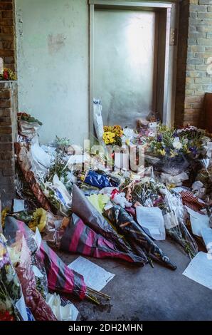 Ein Denkmal an der Stelle, an der der Schuljunge Damilola Taylor starb. Das Treppenhaus am Lift in der Wohnsiedlung, in der er in Peckham South London lebte. Der Junge wurde auf dem Heimweg von der Schule am 27. November 2000 ermordet.