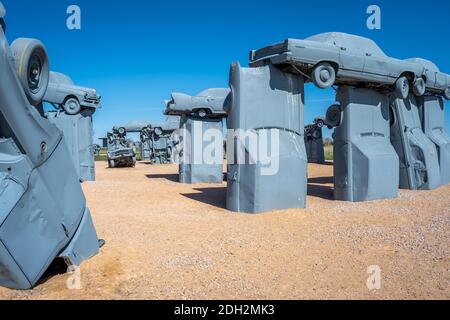 A angehäuft Oldtimer alle mit grauen Sprühfarbe in Alliance, Nebraska bedeckt Stockfoto