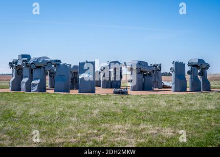 A angehäuft Oldtimer alle mit grauen Sprühfarbe in Alliance, Nebraska bedeckt Stockfoto