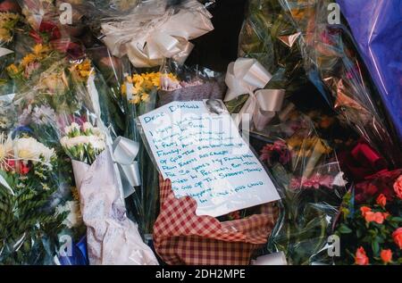 Ein Denkmal an der Stelle, an der der Schuljunge Damilola Taylor starb. Das Treppenhaus am Lift in der Wohnsiedlung, in der er in Peckham South London lebte. Der Junge wurde auf dem Heimweg von der Schule am 27. November 2000 ermordet.