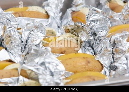 Gebackene Kartoffeln, gebackene Kartoffeln gefüllt mit Butter Stockfoto