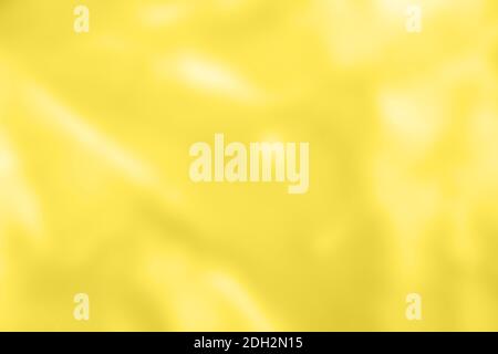 Abstrakter holographischer gelber Hintergrund. Flüssige Neon Leuchtfolie im Einhorn Stil. Marmor schillernde futuristische Textur. Trendstil 90er Jahre Stockfoto