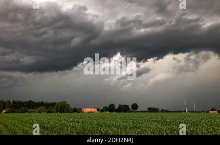 Das Kommen eines großen Sturms, Unwetters oder Hurrikans über der Landschaft. Stockfoto