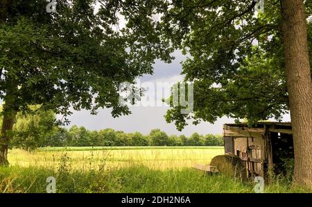 Das Kommen eines großen Sturms, Unwetters oder Hurrikans über der Landschaft. Stockfoto