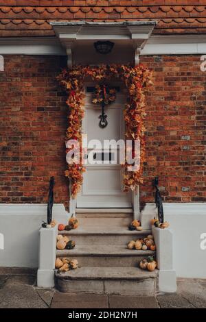 Rye, Großbritannien - 10. Oktober 2020: Orangefarbene Blätter und Kürbisse Halloween-Dekorationen am Eingang zum Haus in Rye, einer der am besten erhaltenen mittelalterlichen Städte Stockfoto