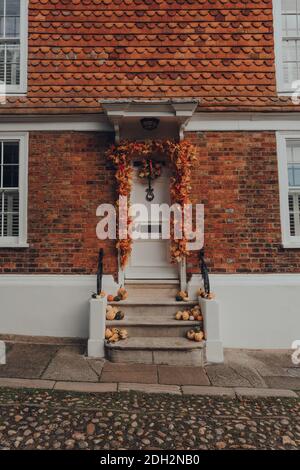 Rye, Großbritannien - 10. Oktober 2020: Orangefarbene Blätter und Kürbisse Halloween-Dekorationen am Eingang zum Haus in Rye, einer der am besten erhaltenen mittelalterlichen Städte Stockfoto