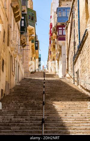 LA VALLETA, MALTA - 28. Jun 2019: La Valleta, Malta : 2019. Mai 23 : Straße von Valleta, Maltas Hauptstadt. Stadtbild in Sunny Day. Stockfoto