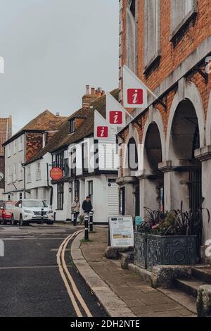 Rye, Großbritannien - 10. Oktober 2020: Schilder vor dem Informationspunkt in Rye, einer der am besten erhaltenen mittelalterlichen Städte in East Sussex, England. Stockfoto