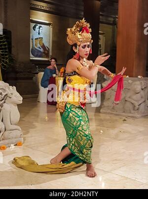 UBUD, BALI, INDONESIEN - 11. MAI 2017: Tänzer in traditioneller balinesischer Tracht führt den Ramayana Hindu Story Tanz mit kodifizierten Handpositionen und Stockfoto