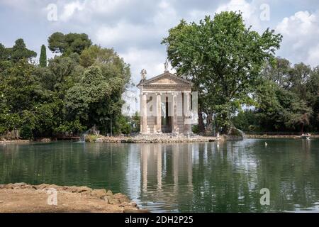 Panoramablick auf den Tempel des Asklepios (Tempio di Esculapio) und See in den öffentlichen Park der Villa Borghese. Tag Sommer und blauer Himmel Stockfoto