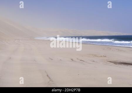 Sandsturm an der Skelettküste, Dünen auf den Atlantischen Ozean, Wüste Namib, Namibia, Afrika. Stockfoto
