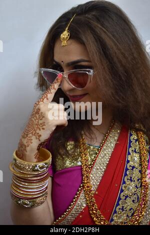 indische Braut trägt Sonnenbrille am Hochzeitstag Stockfoto