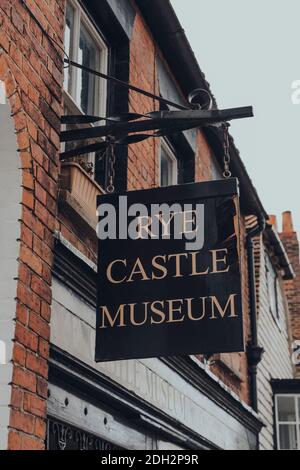 Rye, Großbritannien - 10. Oktober 2020: Schild vor dem Schlossmuseum in Rye, einer der am besten erhaltenen mittelalterlichen Städte in East Sussex, England. Stockfoto