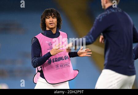 Nathan Ake von Manchester City macht sich vor dem Champions-League-Spiel im Etihad Stadium in Manchester warm. Stockfoto