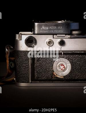 Rückseite einer Vintage-Kamera mit Rollfilm-Nahaufnahme, Teil des Kameragehäuses, aufgenommen von hinten Stockfoto