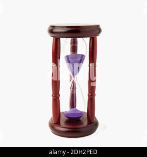 Hölzerne Vintage Sanduhr isoliert auf weißem Hintergrund. Nahaufnahme Stockfoto
