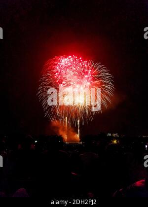 WASHINGTON, DC - 4. JULI 2017: Menschen beobachten die nächtliche Darstellung während des Unabhängigkeitstages Feuerwerk in der National Mall, in der Lincoln Memori Stockfoto
