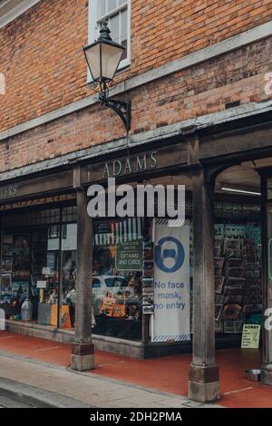 Rye, UK - 10. Oktober 2020: Keine Gesichtsmaske kein Eintrittsschild am Eingang von Adams of Rye Drucker und Schreibwarengeschäft in Rye, einer der am besten erhaltenen Stockfoto