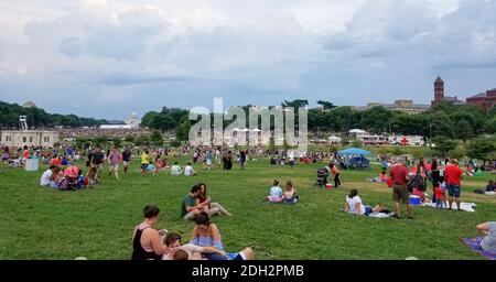 WASHINGTON, DC - 4. JULI 2017: Eine große Menschenmenge wartet auf das Feuerwerk zum Unabhängigkeitstag in der National Mall, mit Blick auf das Kapitol. Stockfoto