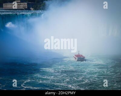 Niagara Falls, Kanada, September 2019, Blick auf eine Hornblower Niagara Falls Bootstour im Horseshoe Falls Nebel Stockfoto