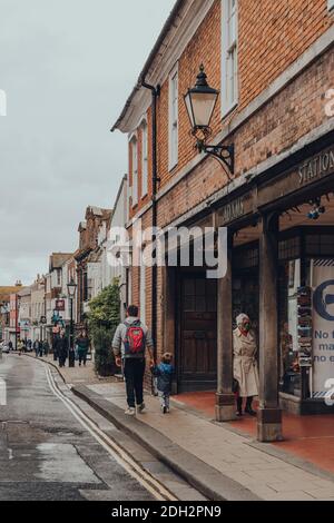 Rye, Großbritannien - 10. Oktober 2020: Die Menschen gehen auf der High Street vorbei an Adams of Rye-Druckern und Schreibwarenladen in Rye, einer der am besten erhaltenen mittelalterlichen Städte Stockfoto