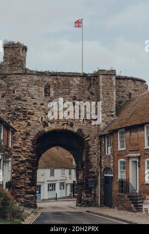 Rye, Großbritannien - 10. Oktober 2020: Eingang zur Landgate-Steinmauer zu Rye, einer der am besten erhaltenen mittelalterlichen Städte in East Sussex, England. Stockfoto