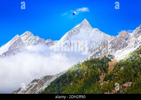 Gleitschirm über Berg Snow Peak, Schweizer Alpen, Zermatt, Schweiz Stockfoto