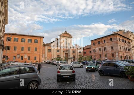 Rom, Italien, 23. Juni 2018: Blick auf Trastevere ist im 13. Bezirk von Rom auf dem westlichen Ufer des Tiber, südlich von Vatikanstadt. Verkehr c Stockfoto