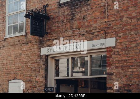 Rye, Großbritannien - 10. Oktober 2020: Schild am Eingang der Rye Pottery aus dem 18. Jahrhundert, einem Familienbetrieb in Rye, einer der am besten erhaltenen mittelalterlichen Städte in EA Stockfoto