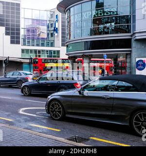 Kingston London, Dezember 09 2020, starker Verkehr vor EINEM Pizza Express Restaurant Stockfoto