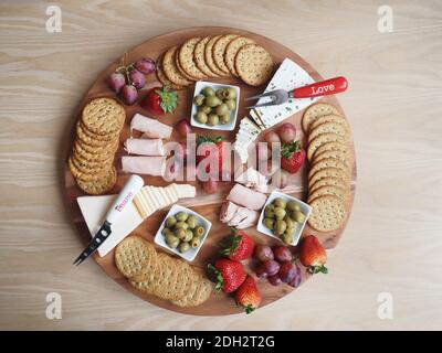 Aufschnitt-Brett, Käse und Cracker Vorspeise Stockfoto