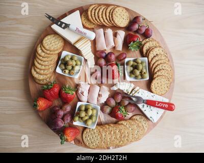 Essensgeschichten, Wurstwaren, Käse und Cracker Präsentation von oben Stockfoto