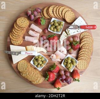 Food Story, Charcuterie Wheel Bohnenkraut und süß Stockfoto