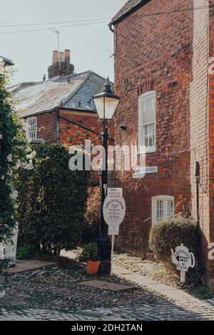 Rye, Großbritannien - 10. Oktober 2020: Schilder führen zu den Cobbles Tea Rooms in Rye, einer der am besten erhaltenen mittelalterlichen Städte in East Sussex, England. Stockfoto