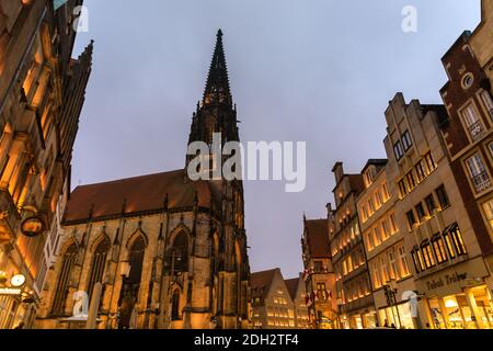 Münster, NRW, 09. Dezember 2020. Nur wenige Leute wagen sich auf den normalerweise sehr geschäftigen Muenster Prinzipalmarkt, um einzukaufen. Festliche Lichter erleuchten das historische Stadtzentrum von Münster, das kulturelle Zentrum Westfaliens, entlang dem Rathaus und dem Prinzipalmarkt mit seinen berühmten gotischen Fassaden. Die malerische Stadt, ein mittelalterliches Mitglied der Hanse, war der Geburtsort der westfälischen Diplomatie. Kredit: Imageplotter/Alamy Live Nachrichten Stockfoto