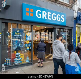 Fußgänger gehen an einer Filiale von Greggs, einer britischen Bäckerei, vorbei. Stockfoto