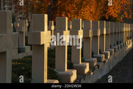 Polnische Orlat Friedhof Steingräber Kreuze bei Sonnenuntergang Stockfoto