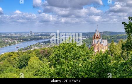 Panoramablick über die Burg Drachenburg auf dem Drachenfels im Siebengebirge, Stadt Königswinter und Bonn, Rhein und Kölner Tiefland, NRW Stockfoto