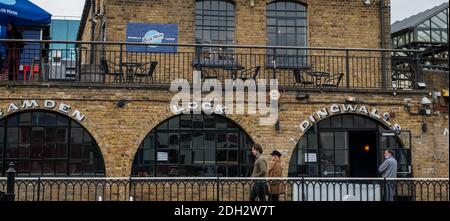 Camden Lock, die Teil des Camden Market sind. Ein beliebtes trendiges Shopping-Wahrzeichen für Einheimische und Touristen. Stockfoto