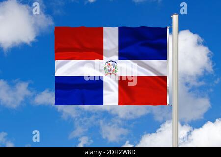 1802 von der Dominikanischen Republik, Inselstaat, Karibik, Hispaniola,, Fahne, Nationalflagge Nationalfahne, cumulus Wolken vor blauen Himmel, Stockfoto